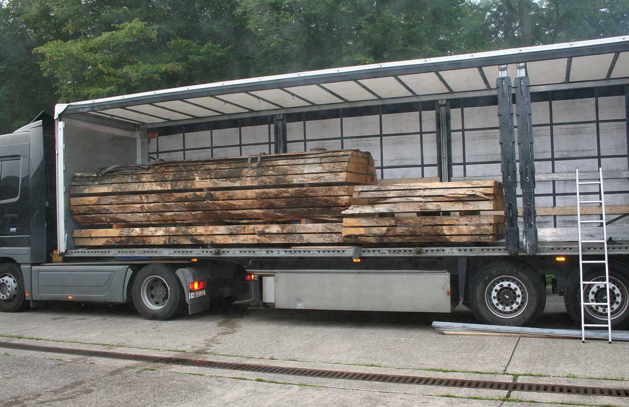 Eichenbohlen XXL werden angeliefert